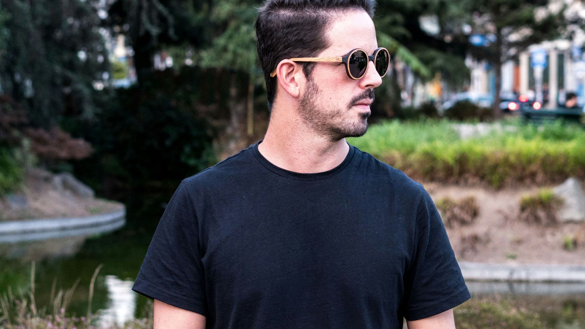 6. Denim classique et tee-shirt noir