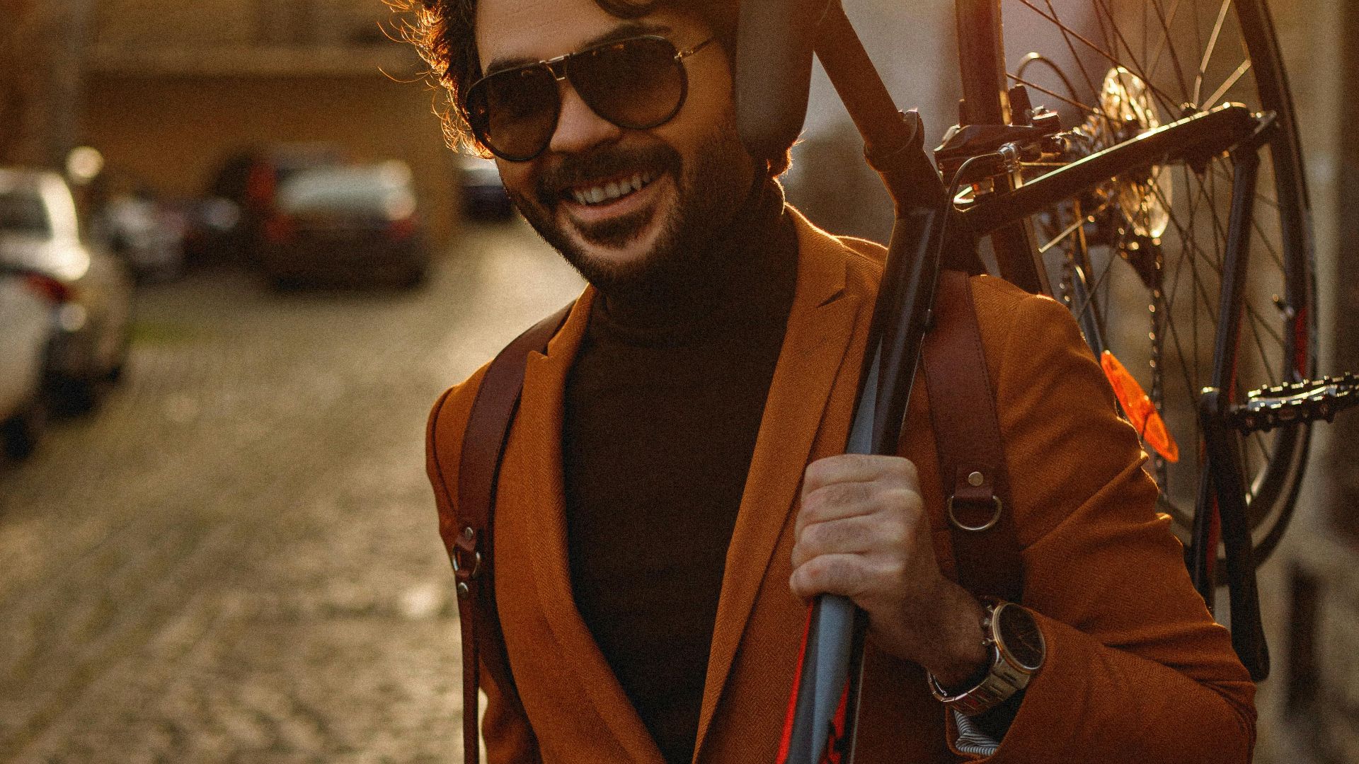 18. Blazer orange et pantalon noir