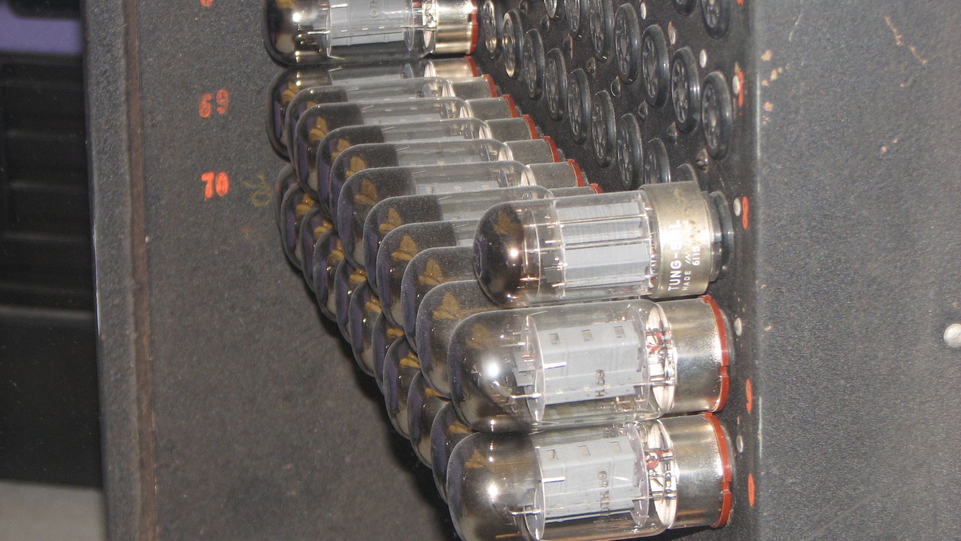 5. Contenait plus de 17 000 tubes à vide