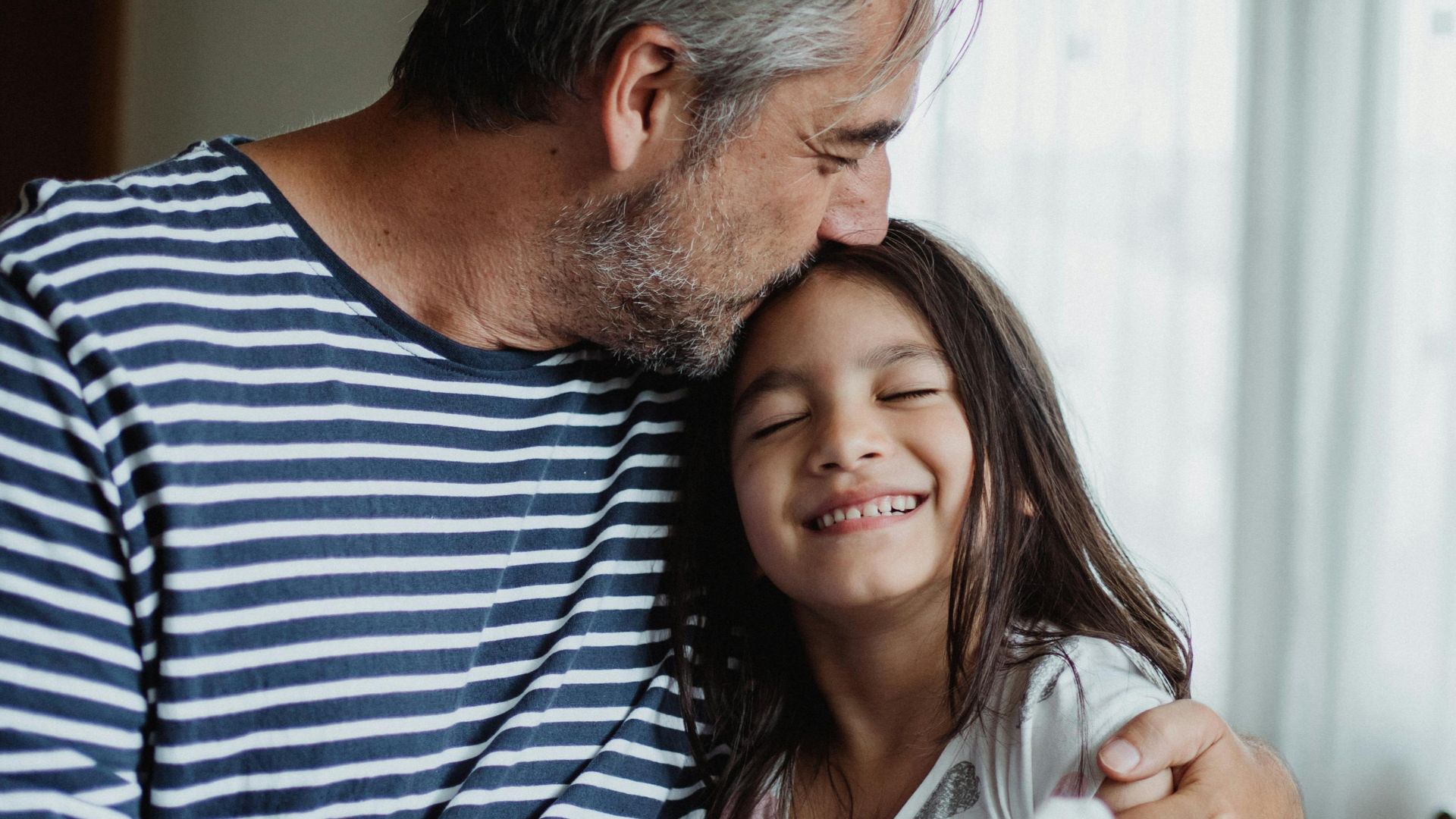3. Vous leur montrez régulièrement de l'affection physique