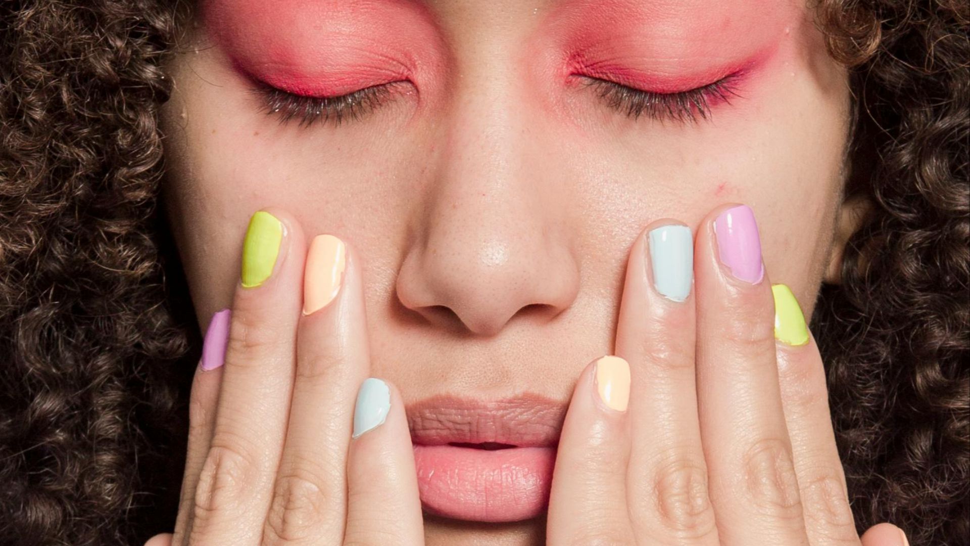 6. Vous vous touchez souvent le visage