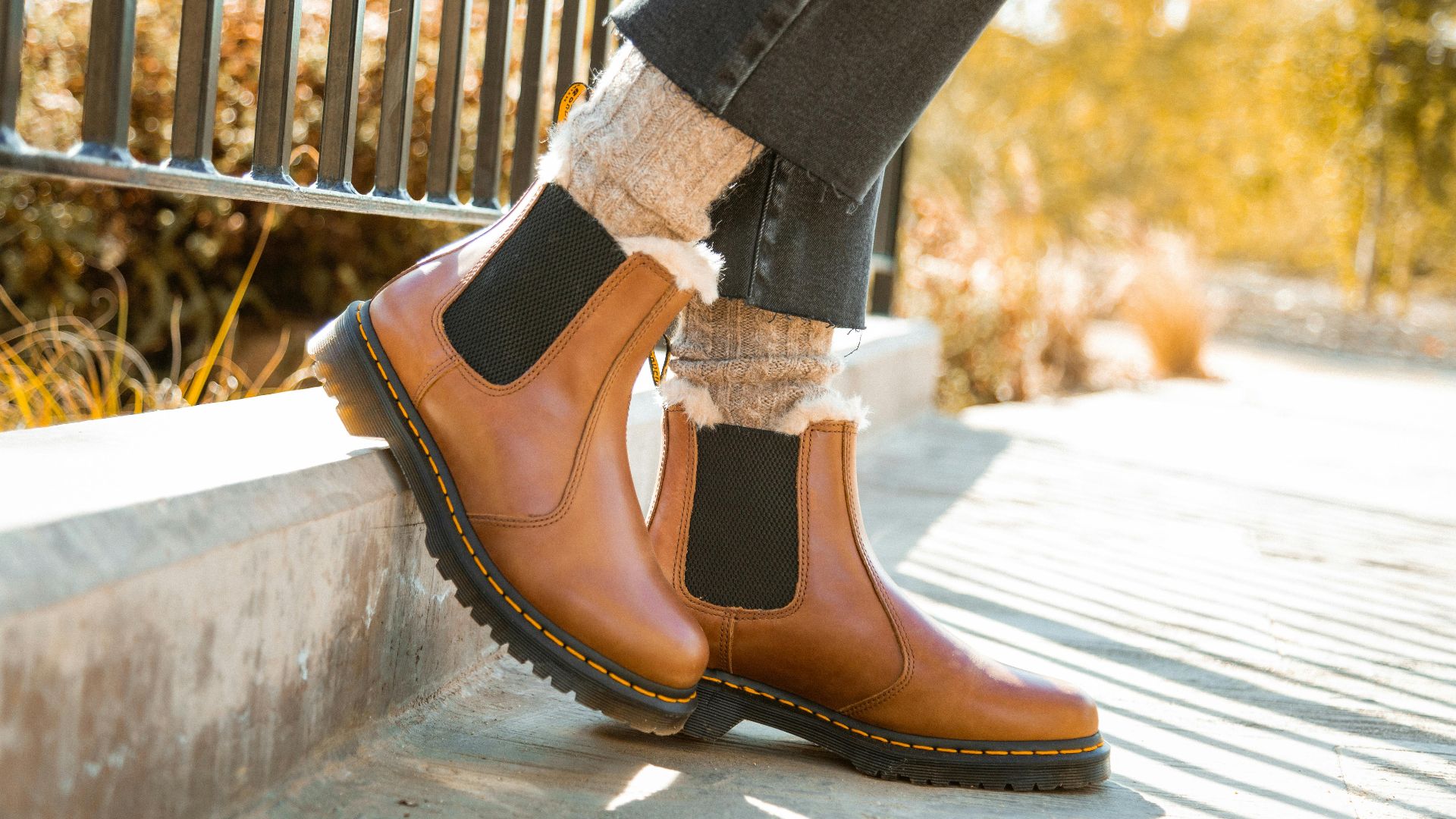 4. Porter des bottines avec des chaussettes voyantes