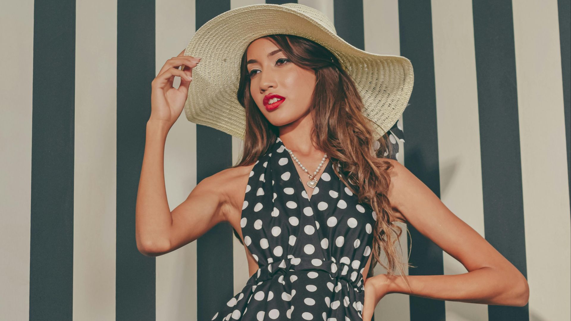 7. Ajoutez un chapeau à larges bords pour plus d'élégance