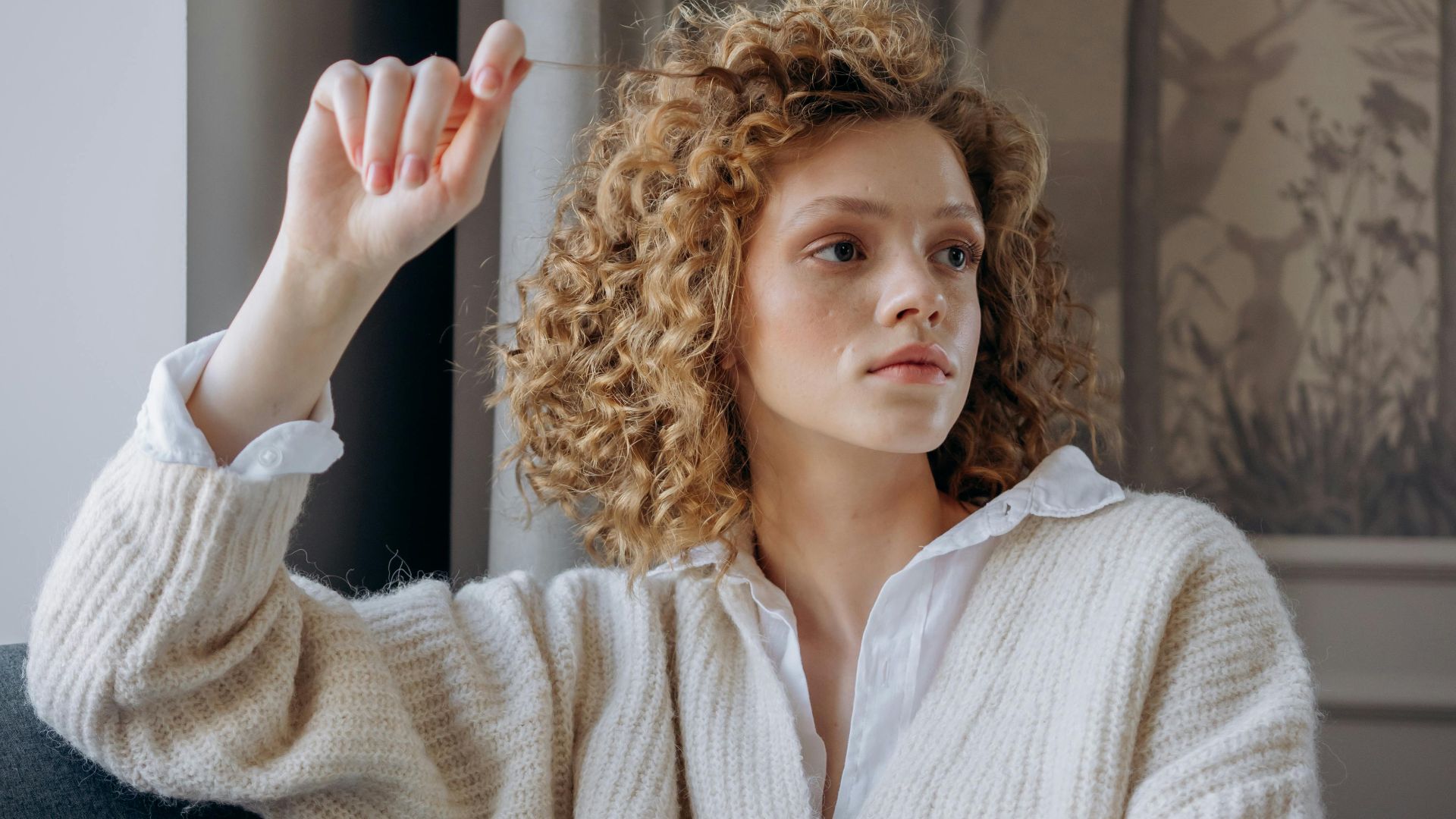 18. Associer des cardigans douillets à des chemises à collet