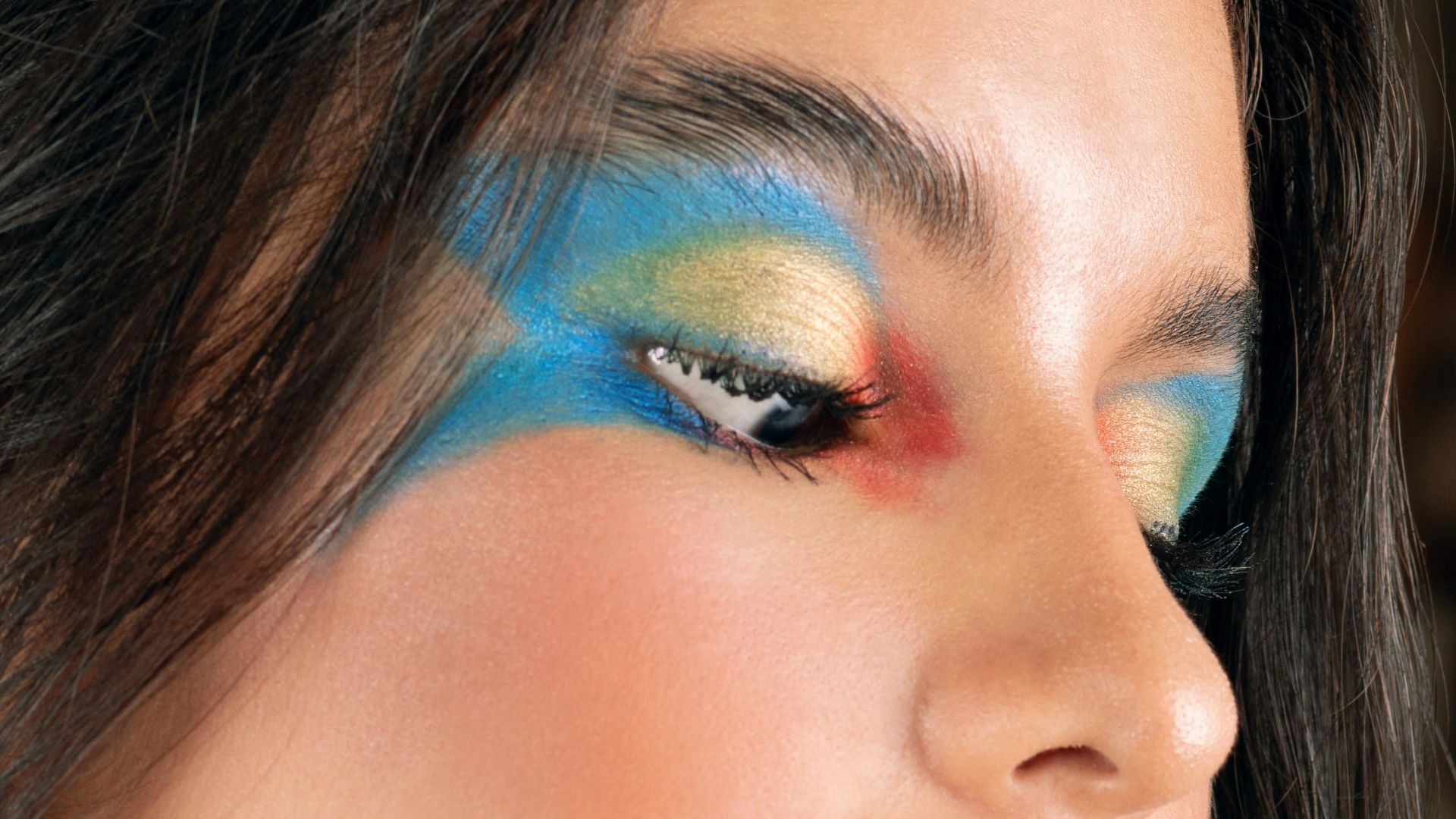 18. Ombre à paupières bleue