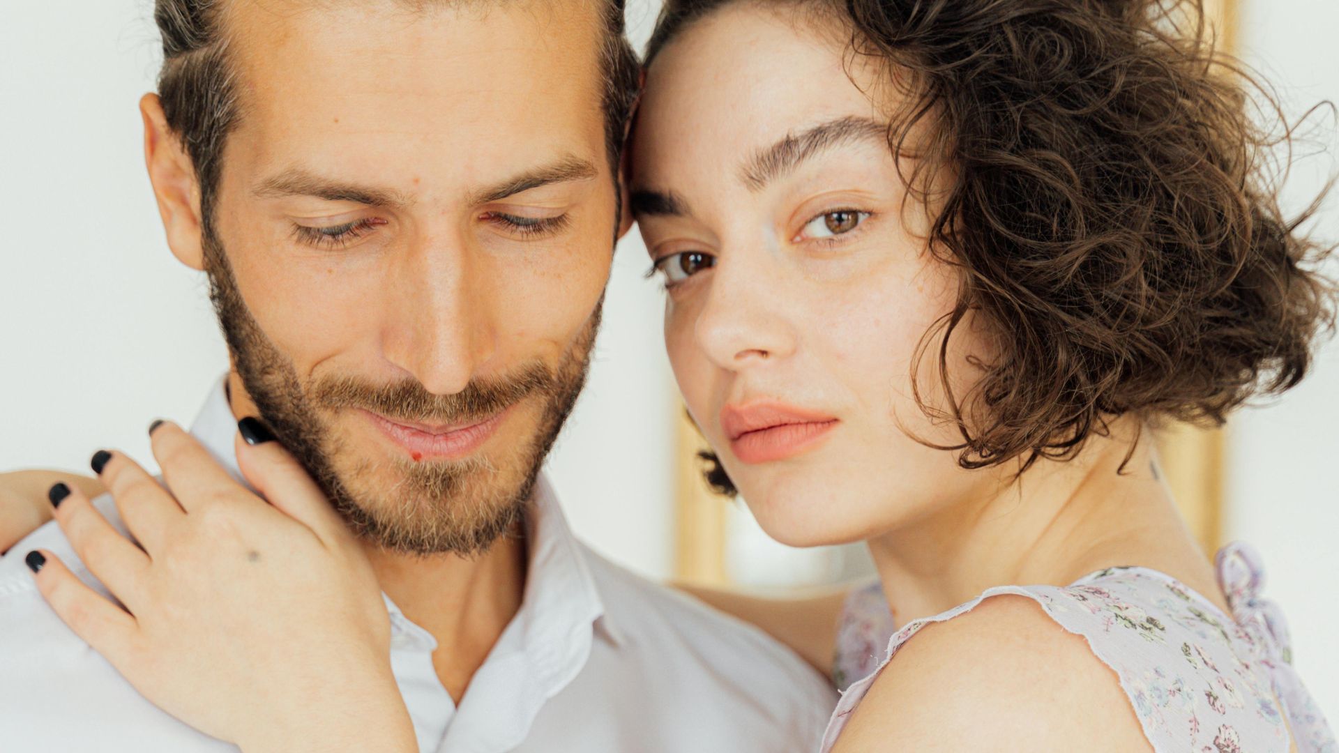 L’autre femme : 10 signes flagrants que le gars a déjà une copine et 10 indices subtils à surveiller
