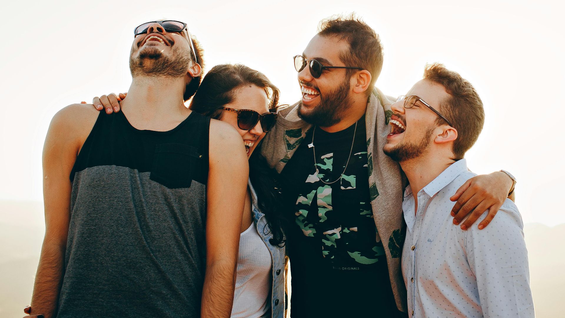 6. Il ne vous présente pas à ses amis