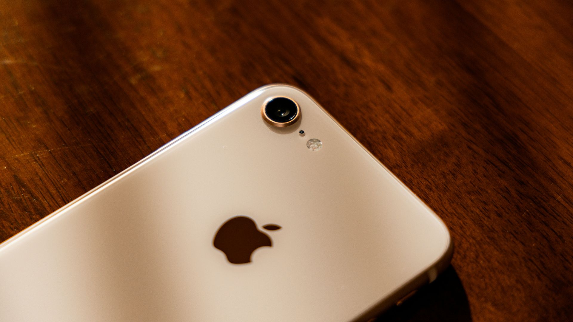 3. Il cache son téléphone