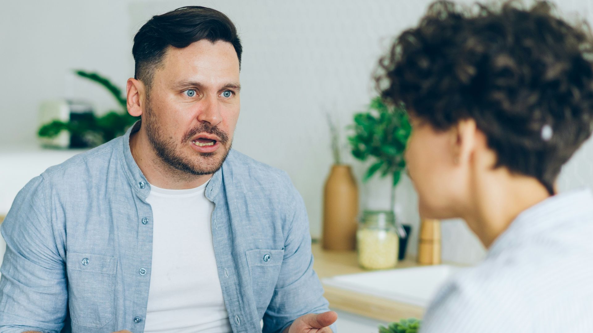 5. Il ne répond pas aux questions sur son passé