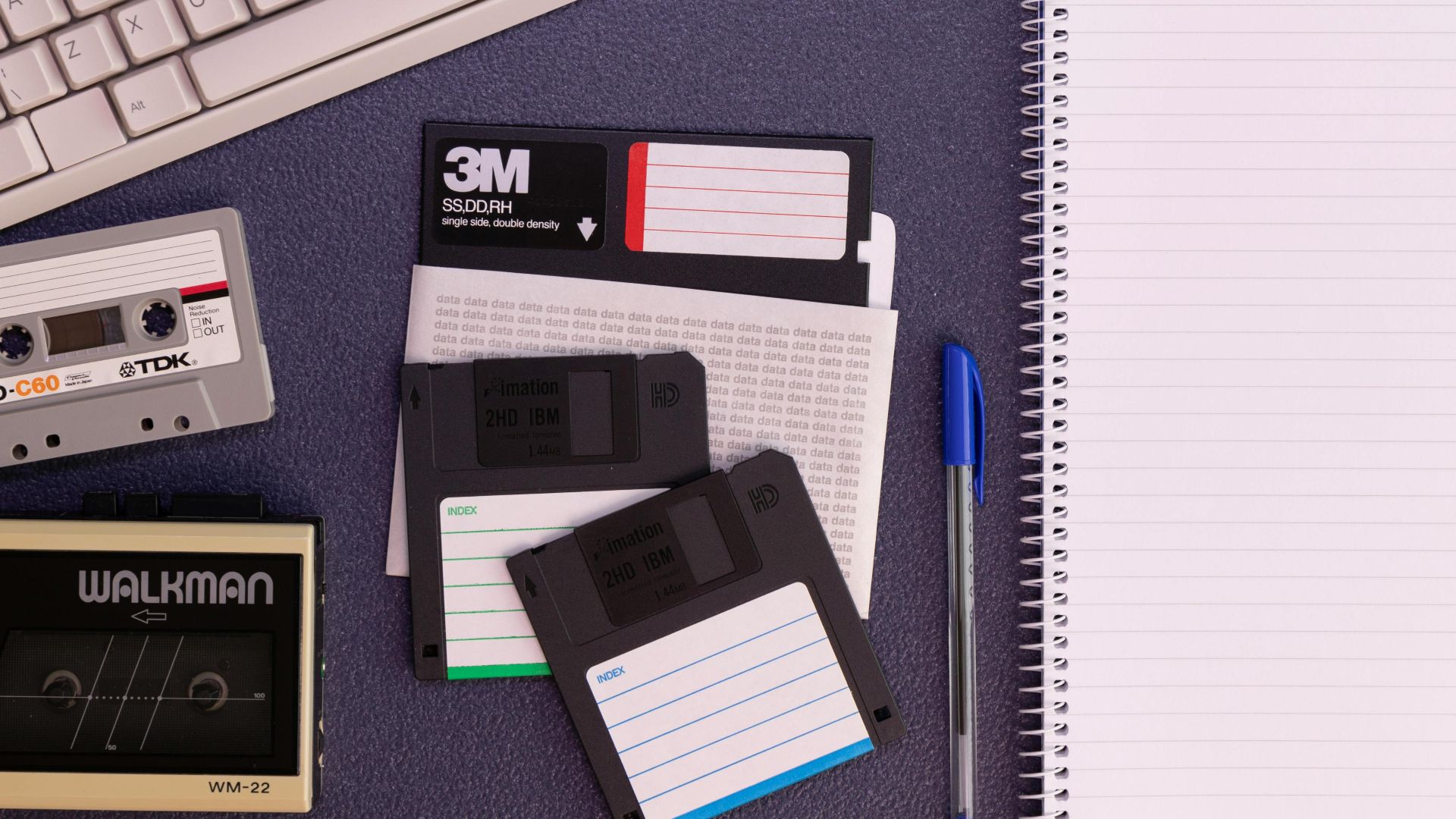 16. Étiquettes manuscrites sur les disques de sauvegarde