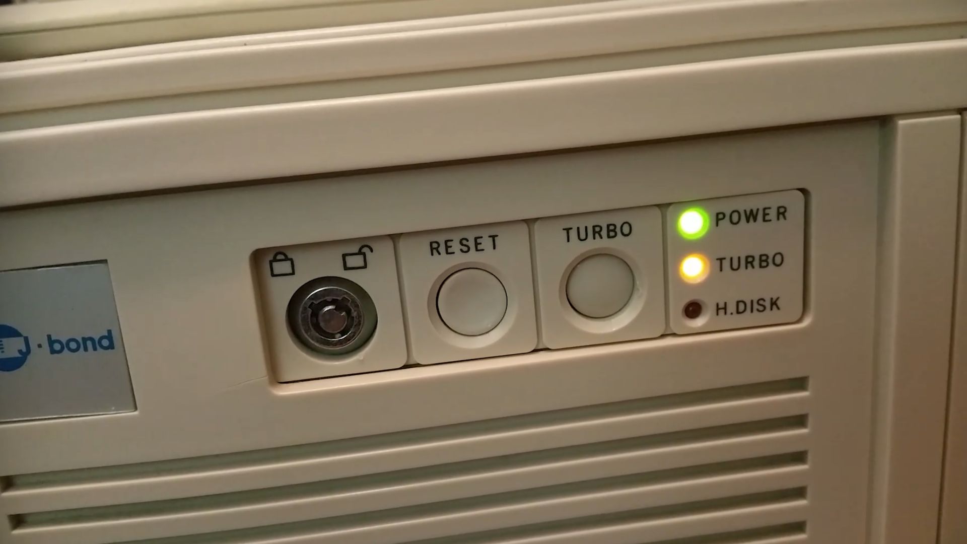 17. Boutons physiques Reset et Turbo