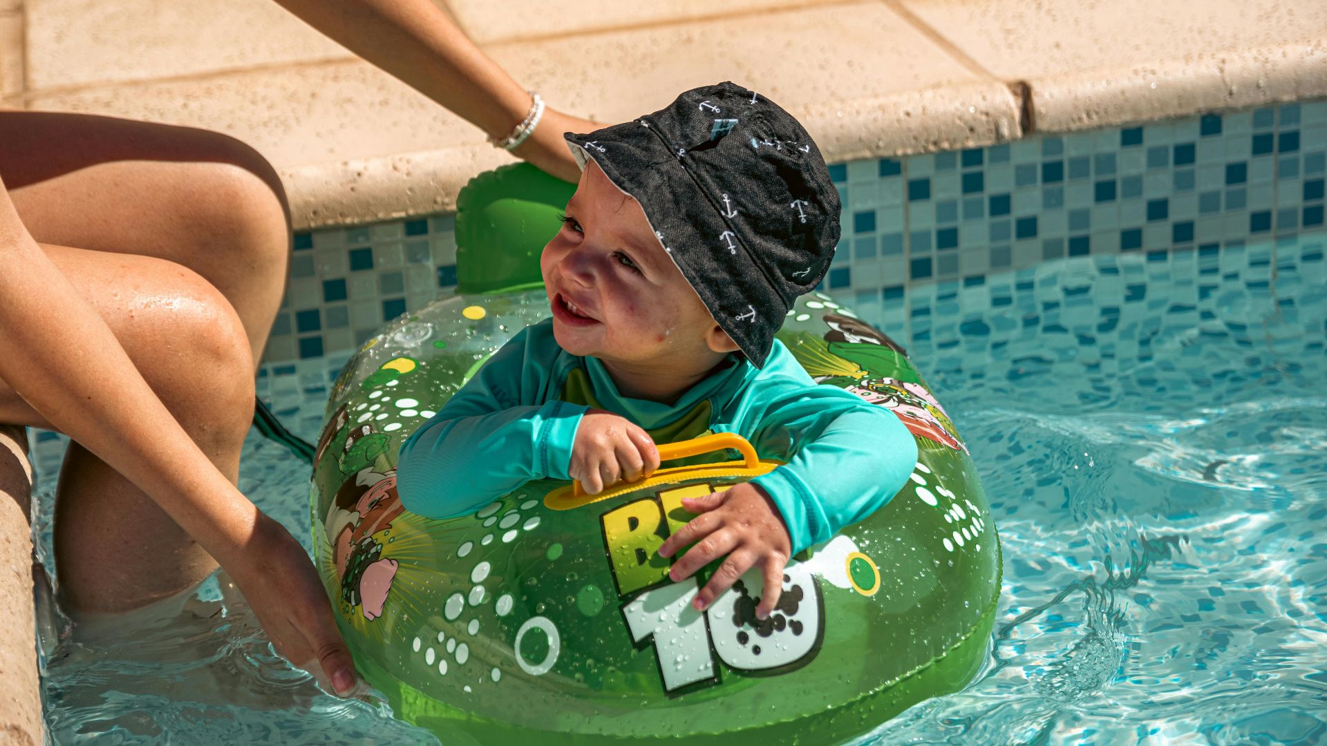 7. Premier plongeon dans la piscine pour enfants