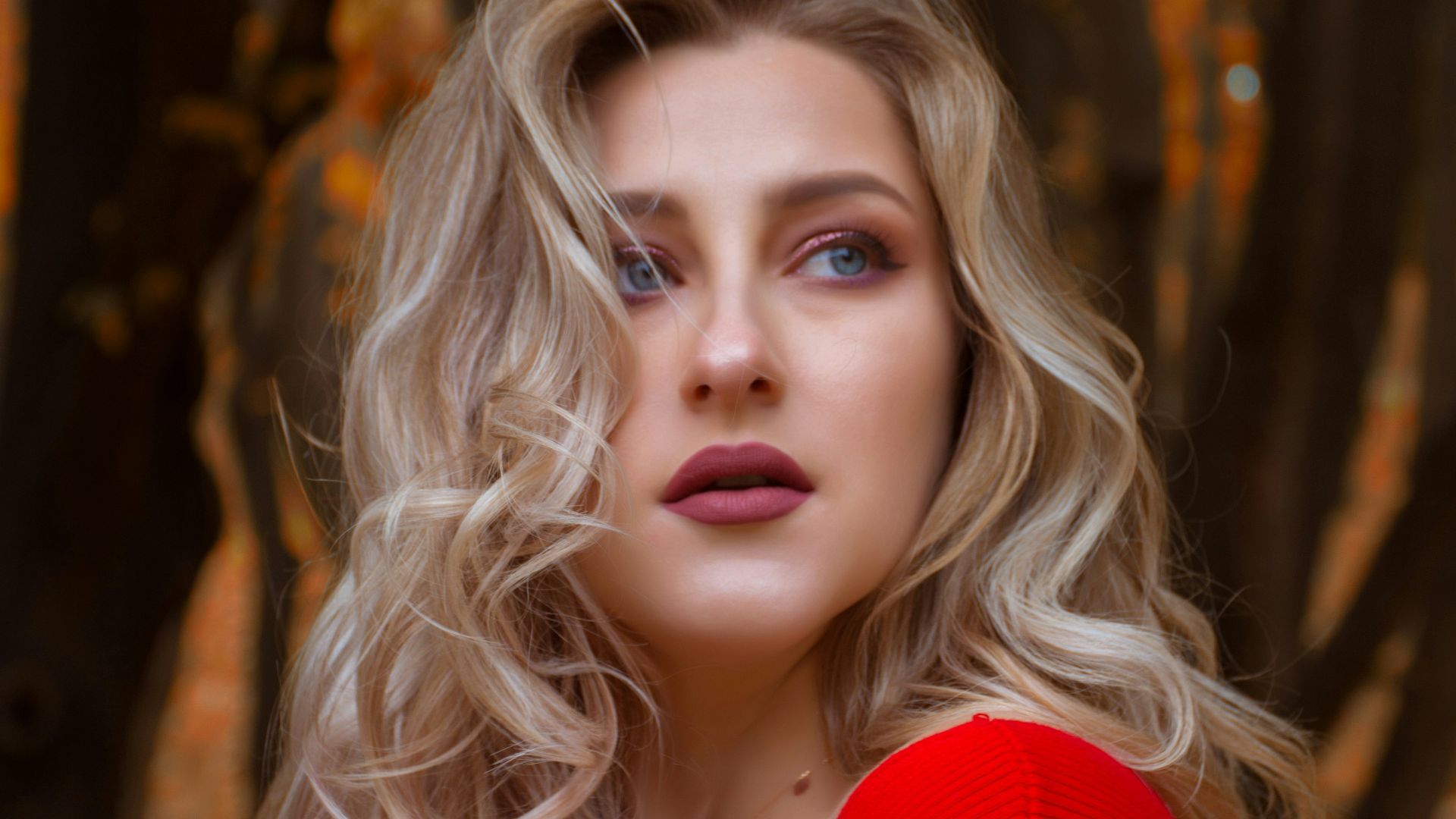 10 nuances de blond à la mode et 10 couleurs de vêtements pour les mettre en valeur