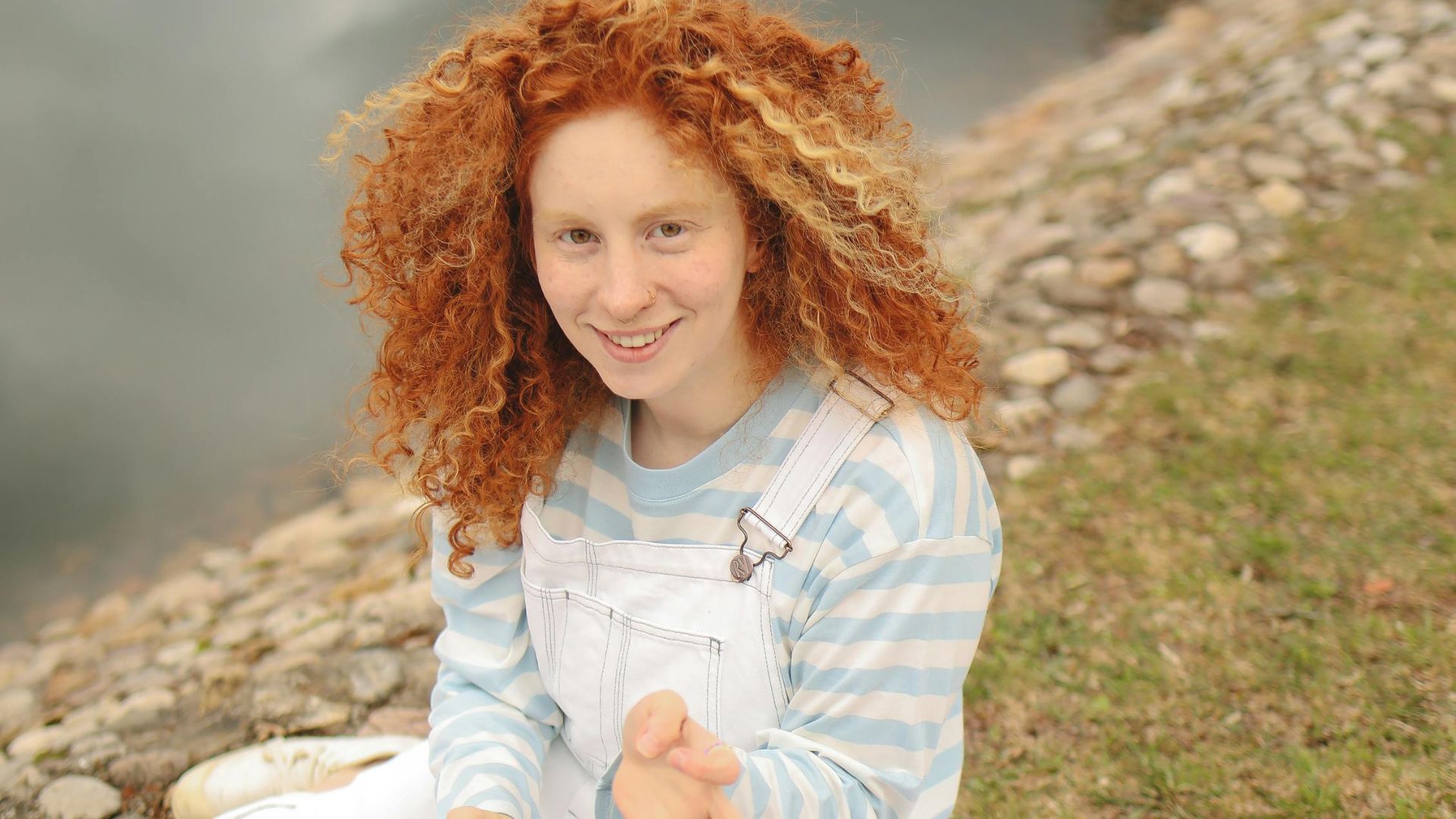 3. Salopette en jean et tee-shirt à manches longues