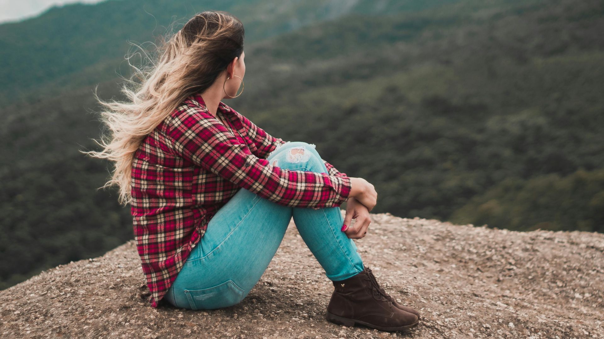4. Chemise en flanelle à carreaux et bottines