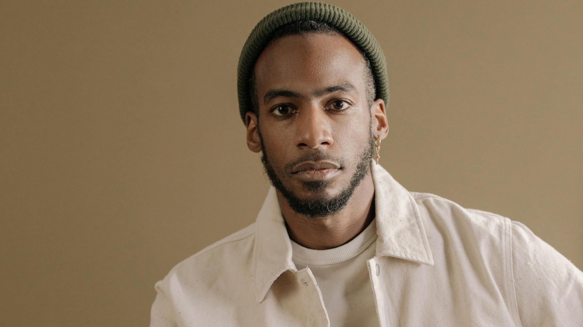 7. Pantalon en velours côtelé et top Henley