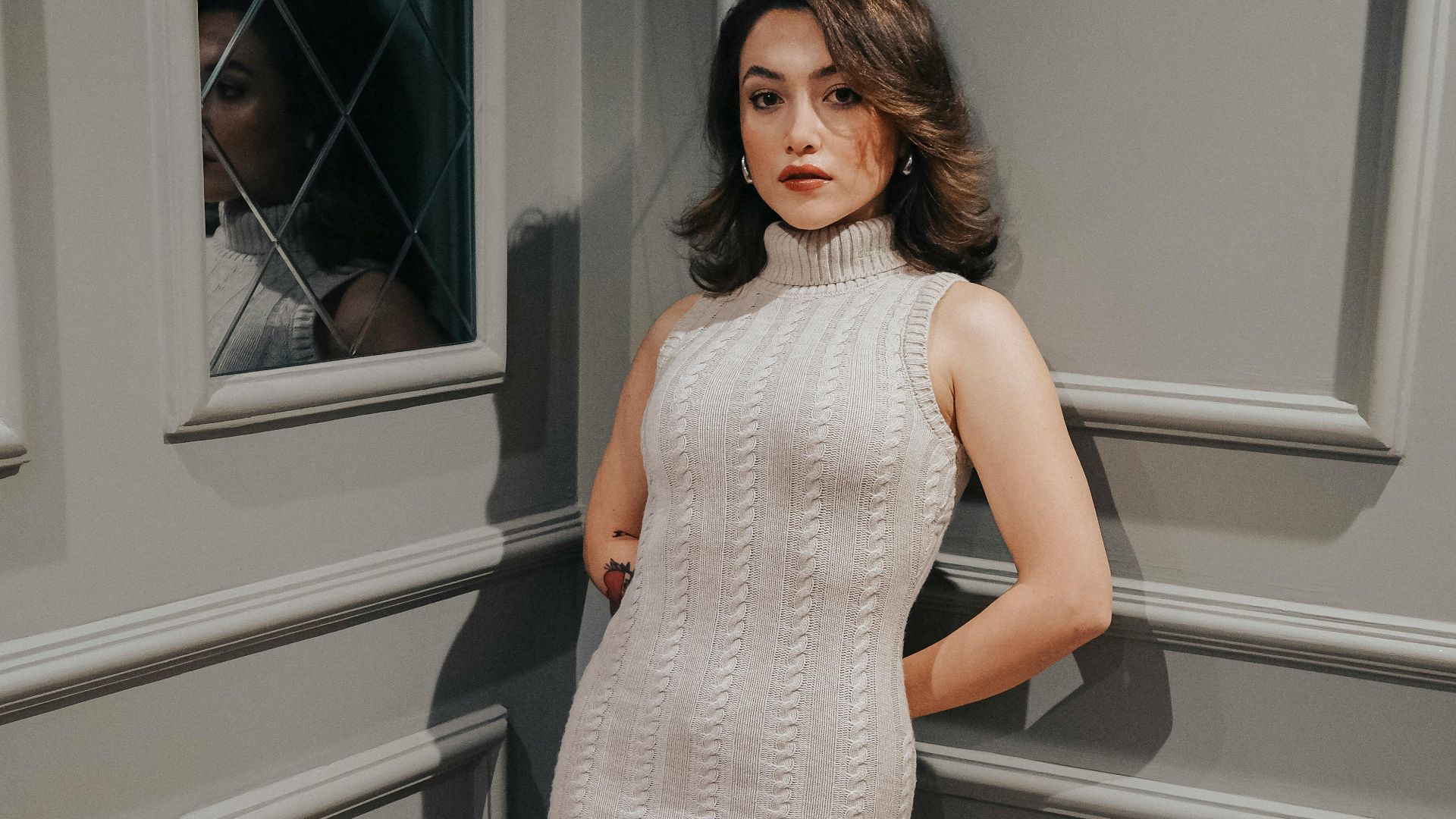 8. Robe en tricot à grosses mailles et bottes à hauteur de genoux