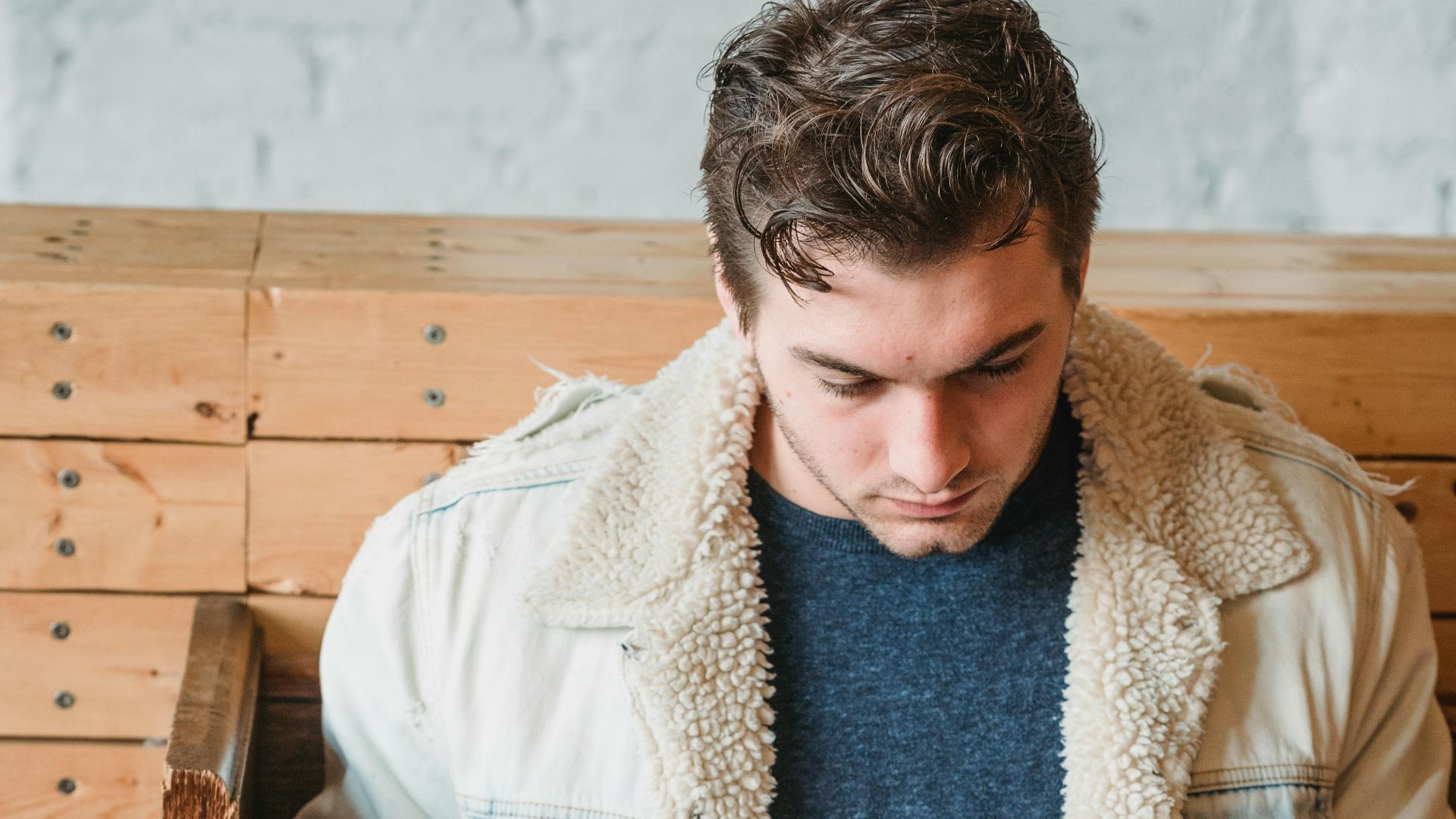 10. Veste en sherpa et jean à jambe droite