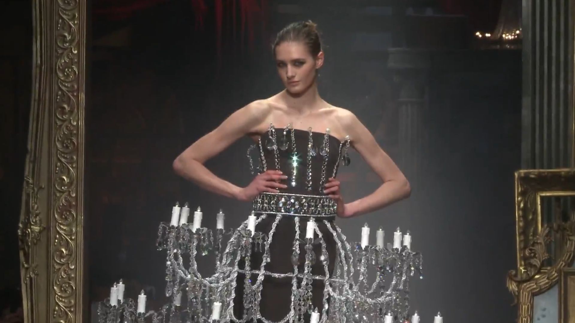 6. La tenue à ampoules de Jeremy Scott (2018)