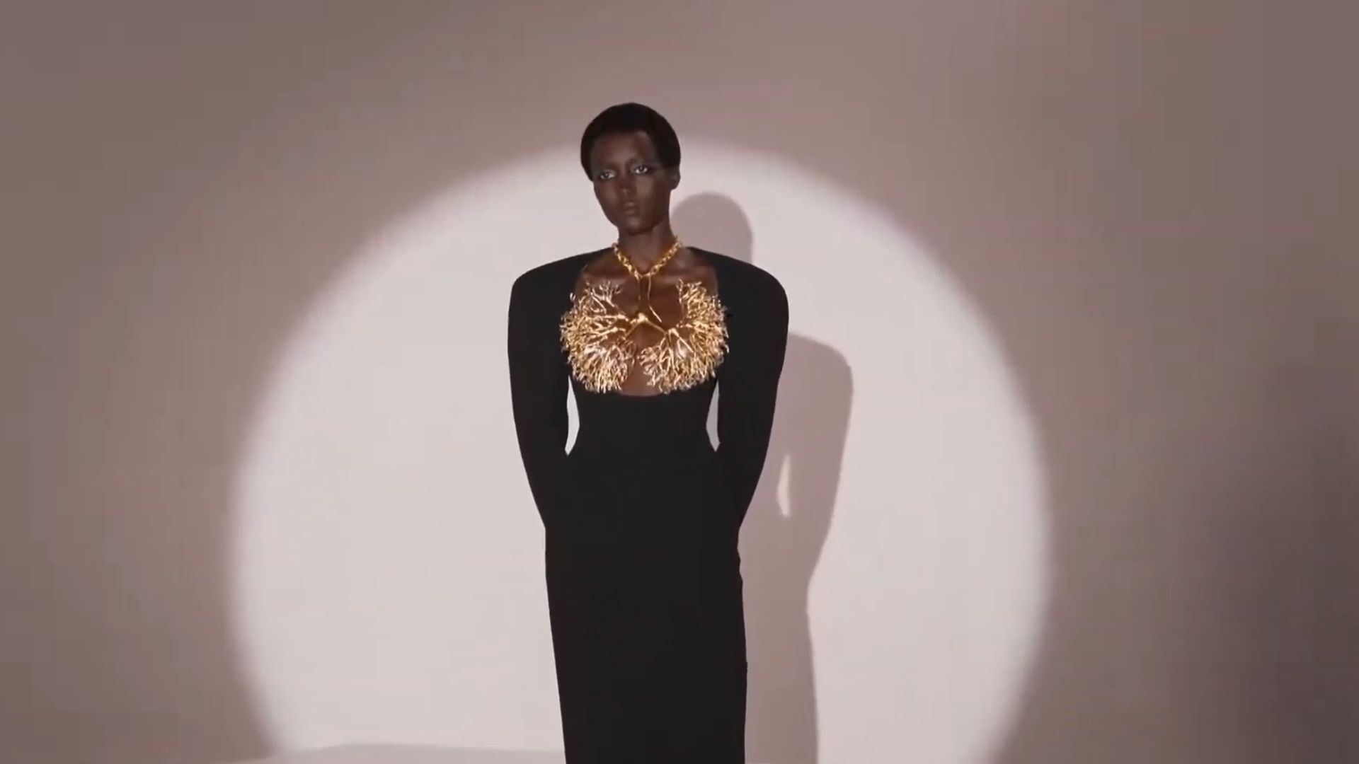 2. Le corset à poumons d'or de Schiaparelli (2021)