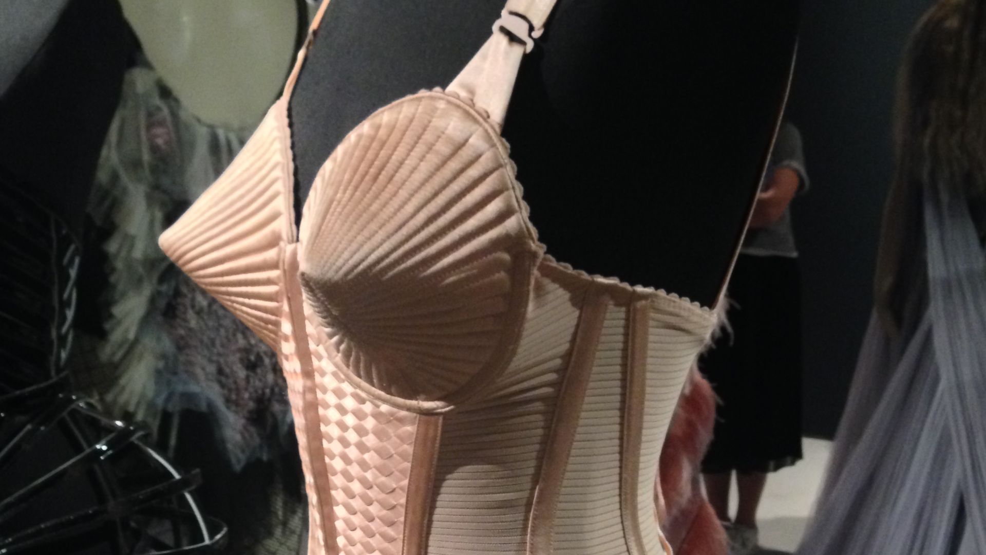 3. Le corset à cônes de Jean Paul Gaultier (1990)