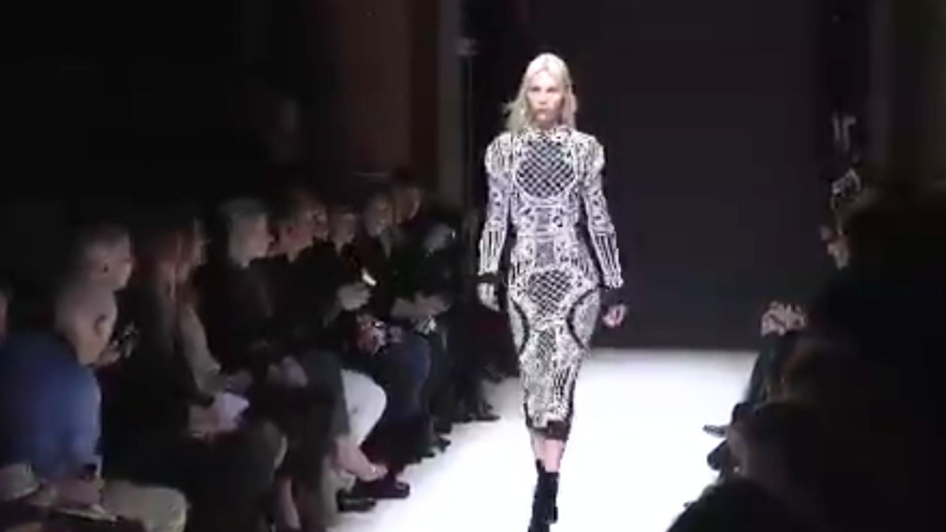 10. Robe armure en cristal de Balmain (2012)