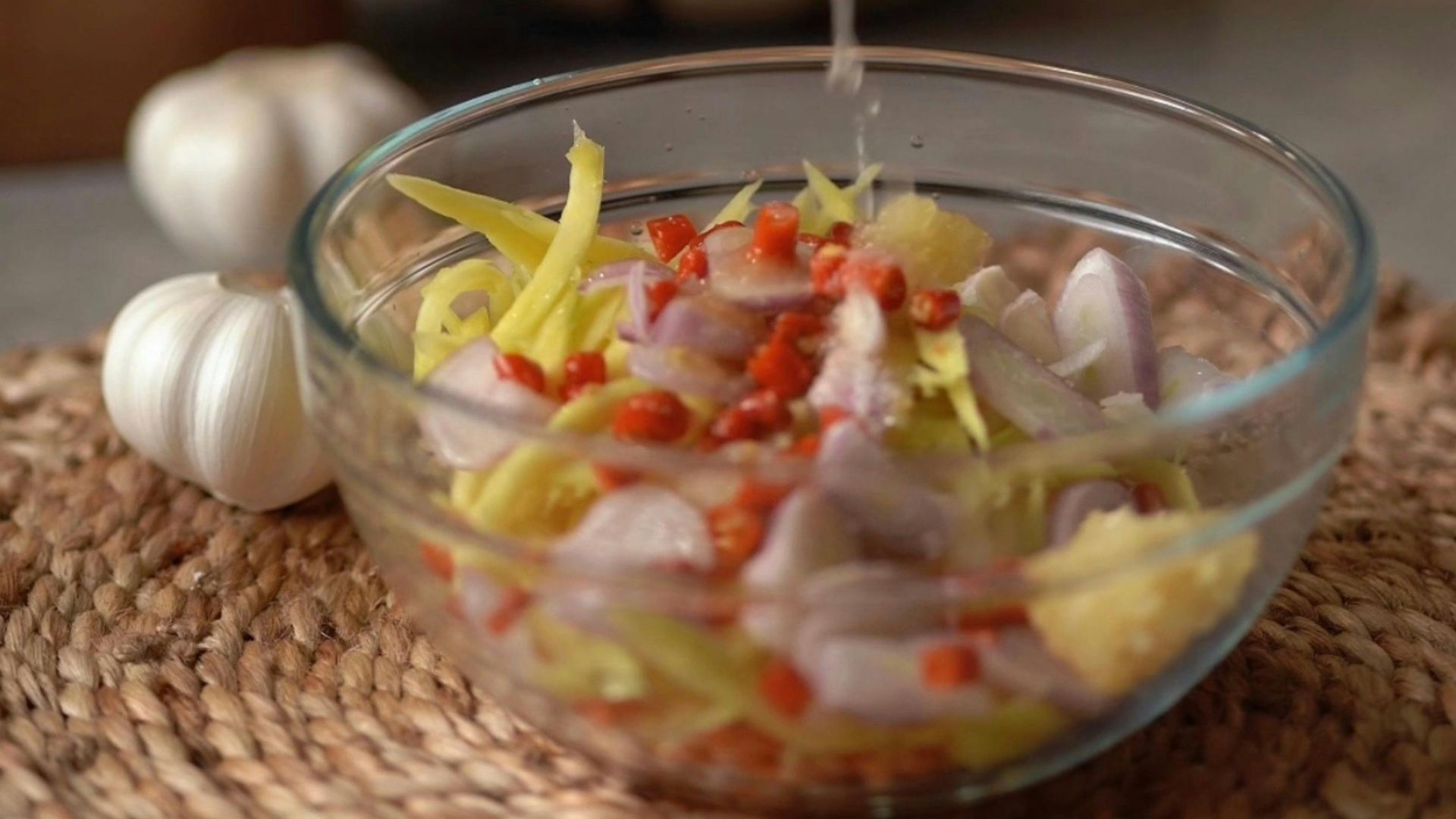 3. Mélanger de l'ail haché aux salades de crudités