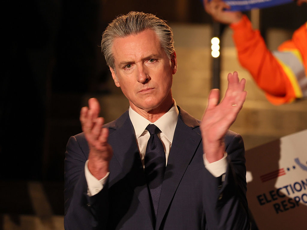 Le plan militaire démentiel de Trump dénoncé par Gavin Newsom