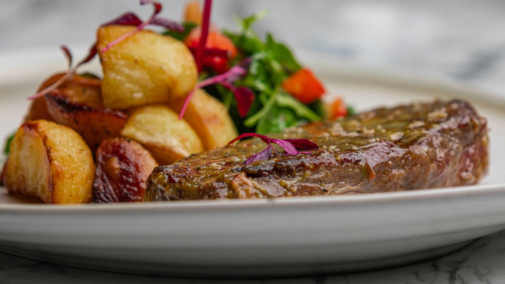 1. Steak de surlonge grillé avec légumes rôtis