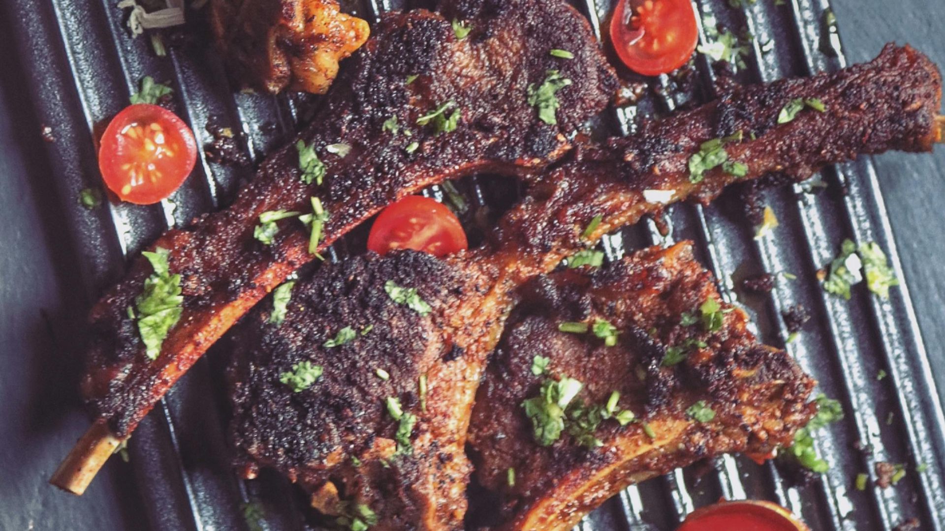 8. Côtelettes d'agneau grillées avec sauce au yaourt à la menthe