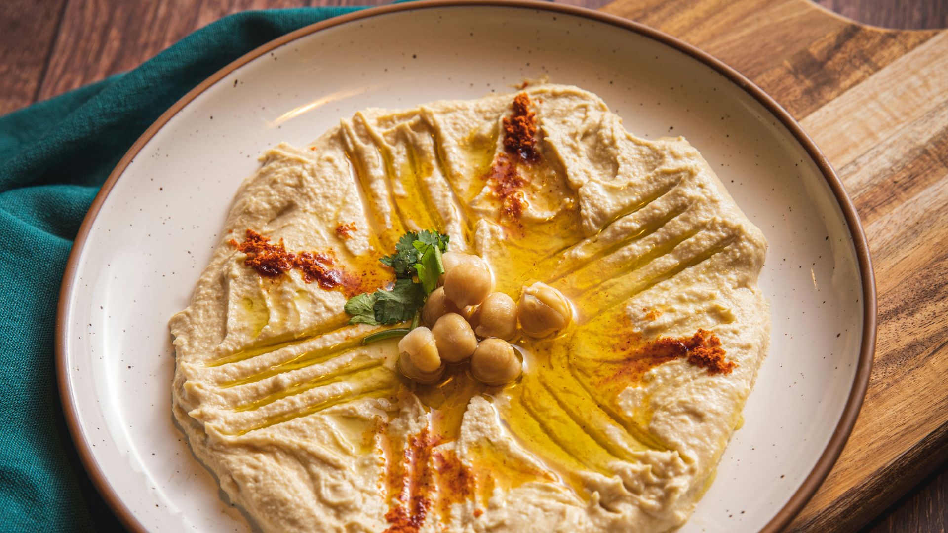 11. Bol de bœuf méditerranéen avec houmous et taboulé