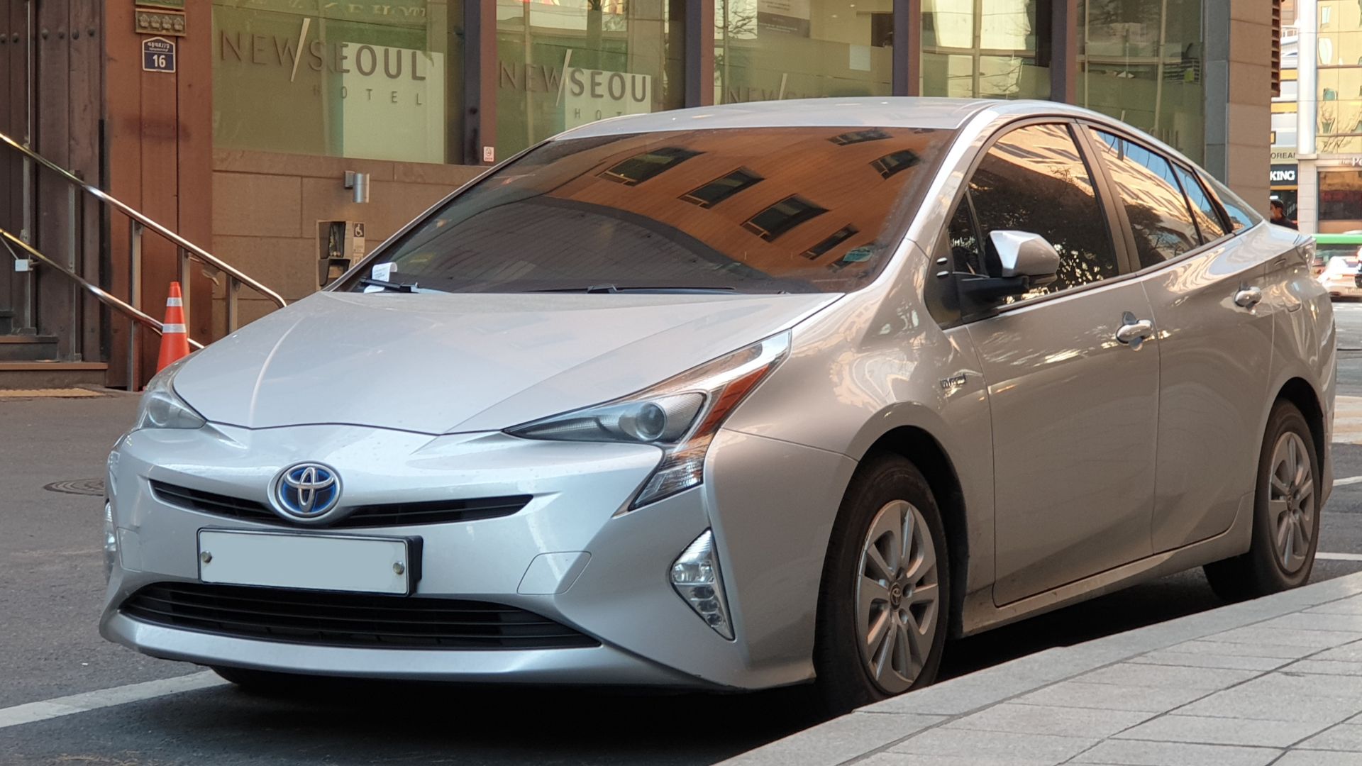 3. Toyota Prius Hatchback (2023-2025)