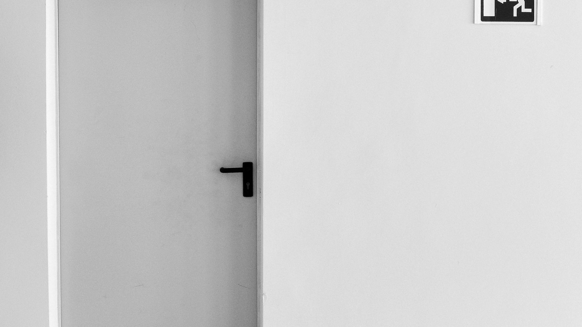 16. Tenir la porte