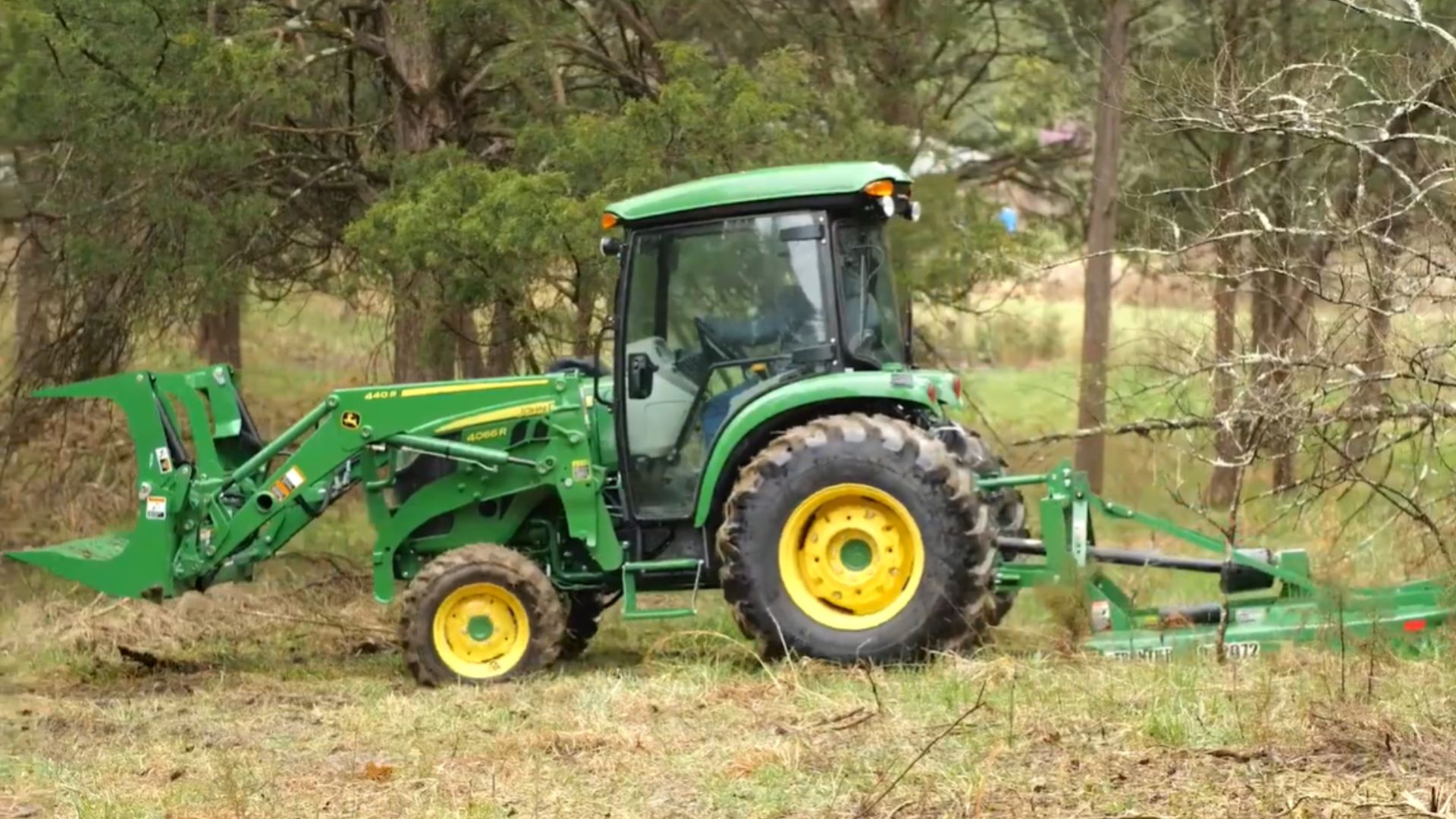 8. Tracteur utilitaire compact John Deere série 4