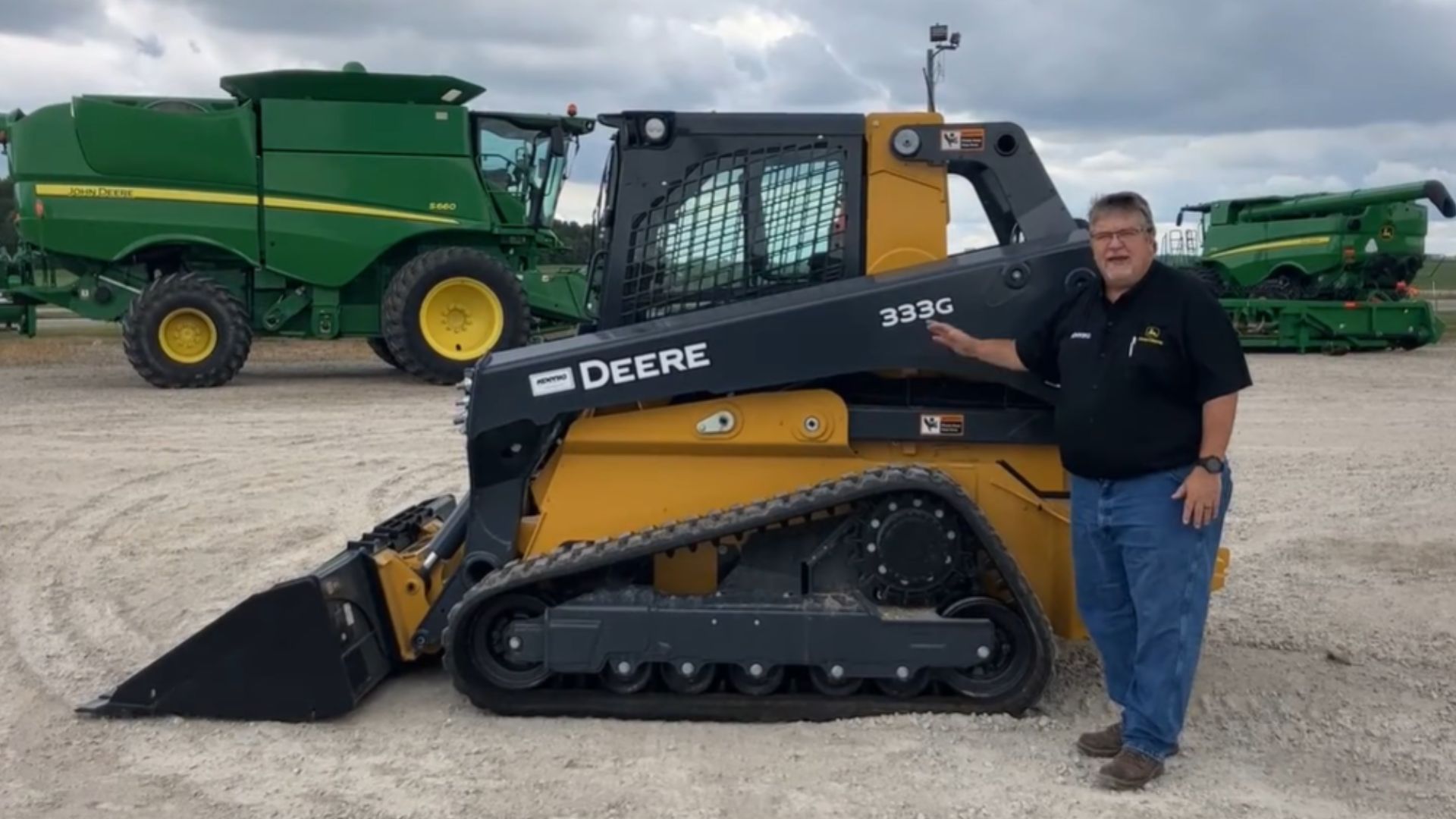 10. Chargeur à chenilles compact John Deere 333G