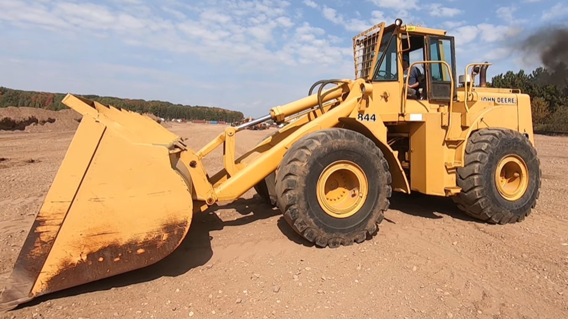 12. Chargeuse sur pneus John Deere 844L