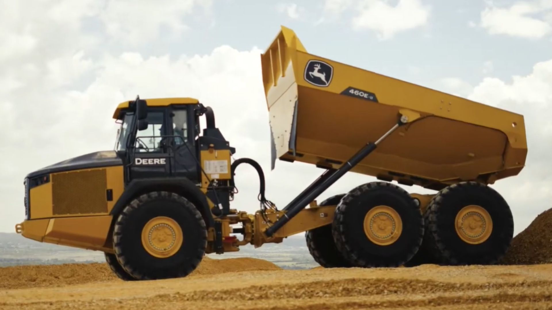 13. John Deere 460E-II Camion-benne articulé