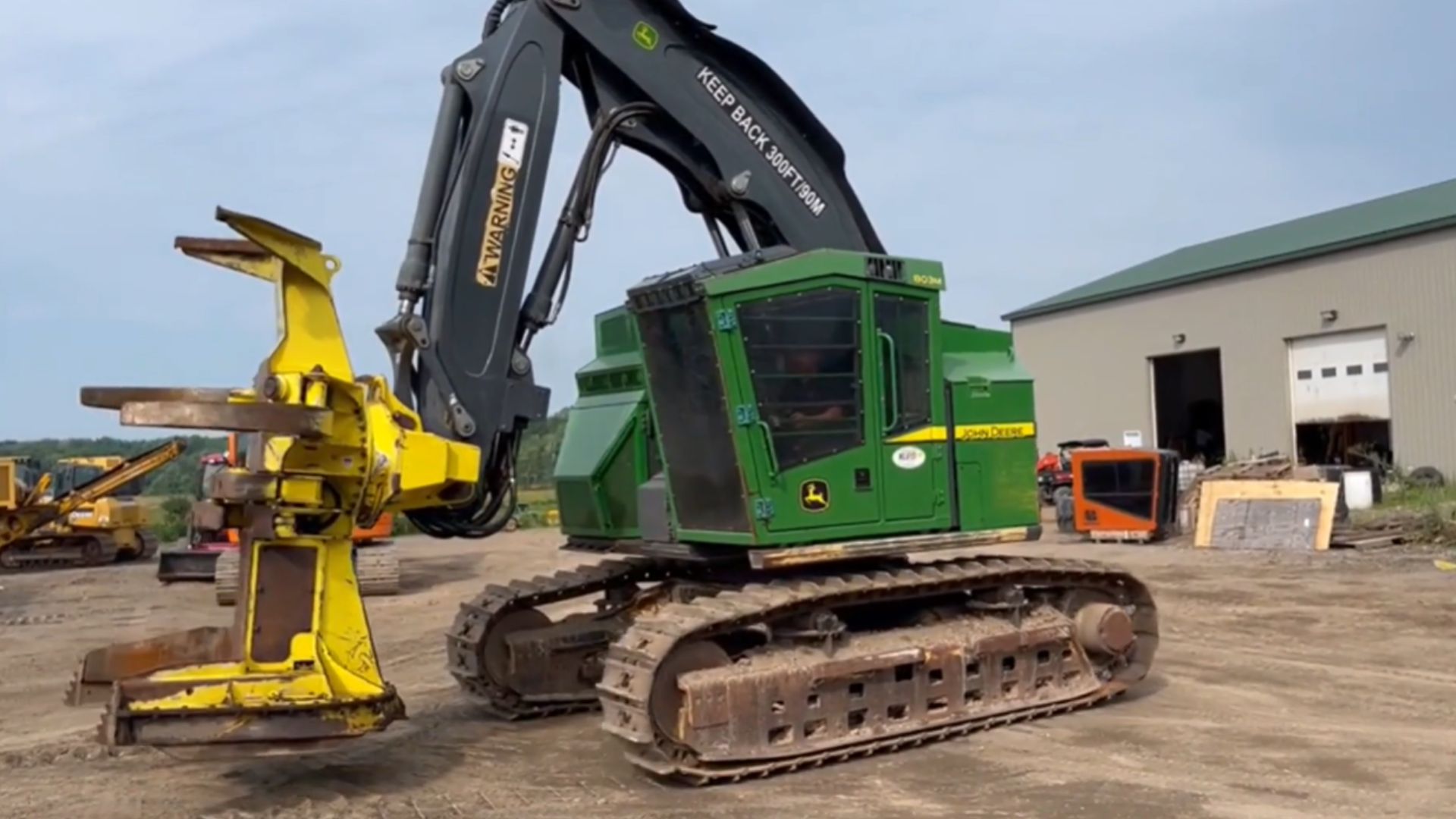 17. Abatteuse-groupeuse sur chenilles John Deere 803M