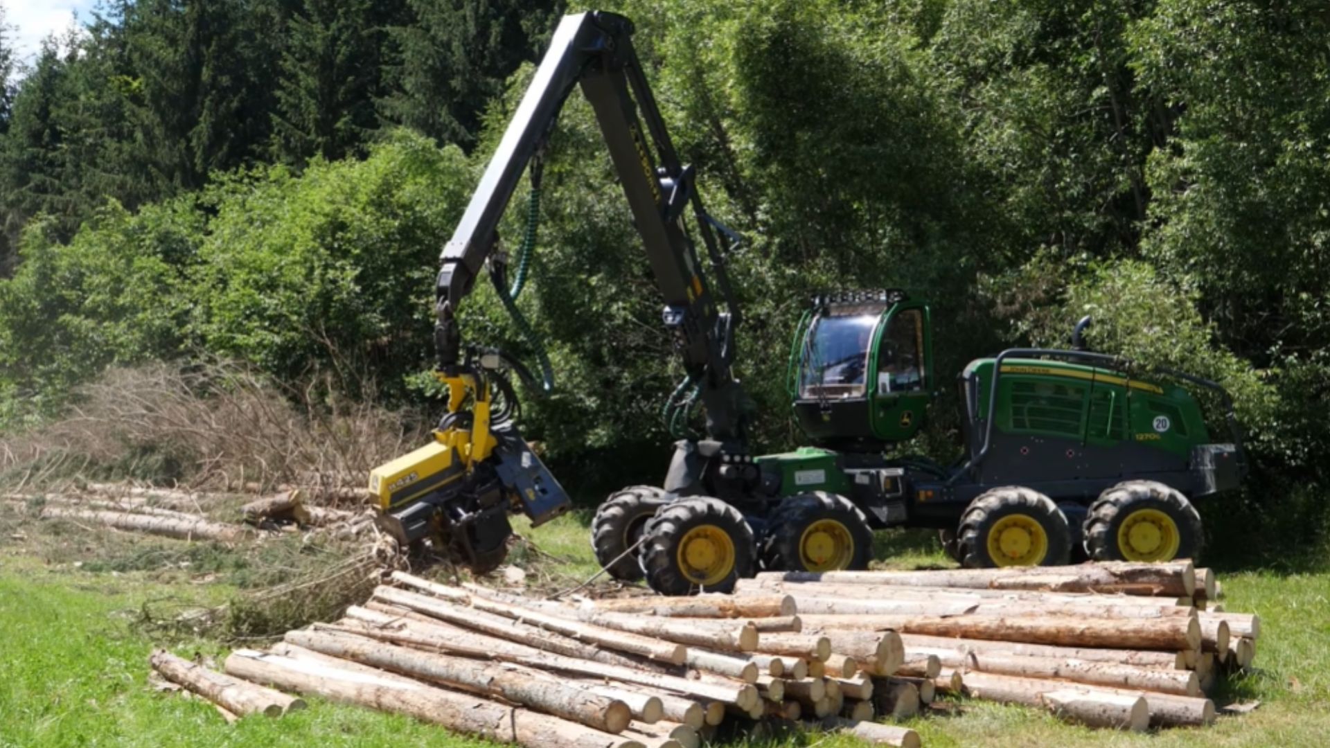 18. John Deere 1270G Moissonneuse à roues