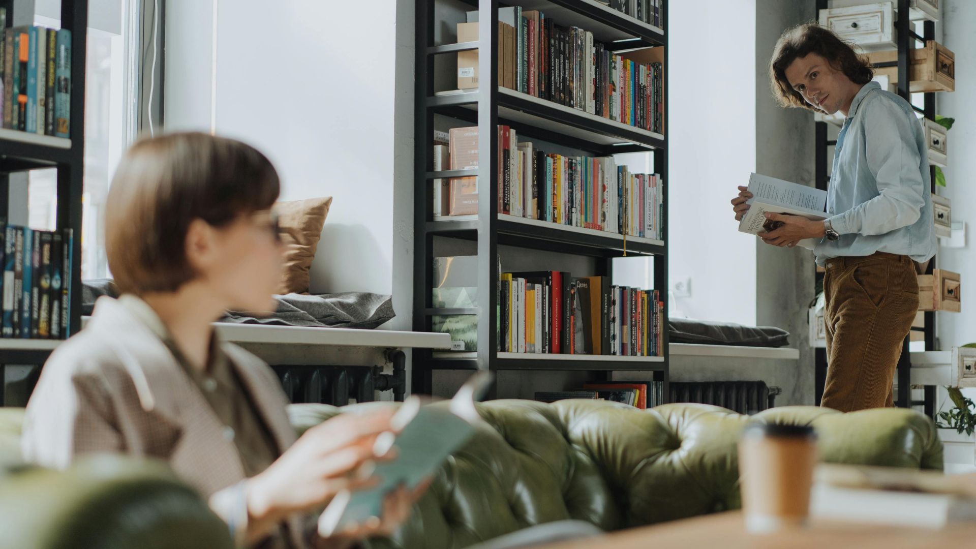 4. Conversations téléphoniques bruyantes dans des espaces calmes