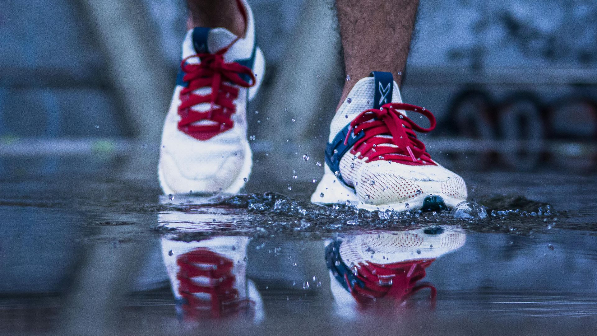 7. Marcher dans une flaque d'eau avec des chaussures neuves