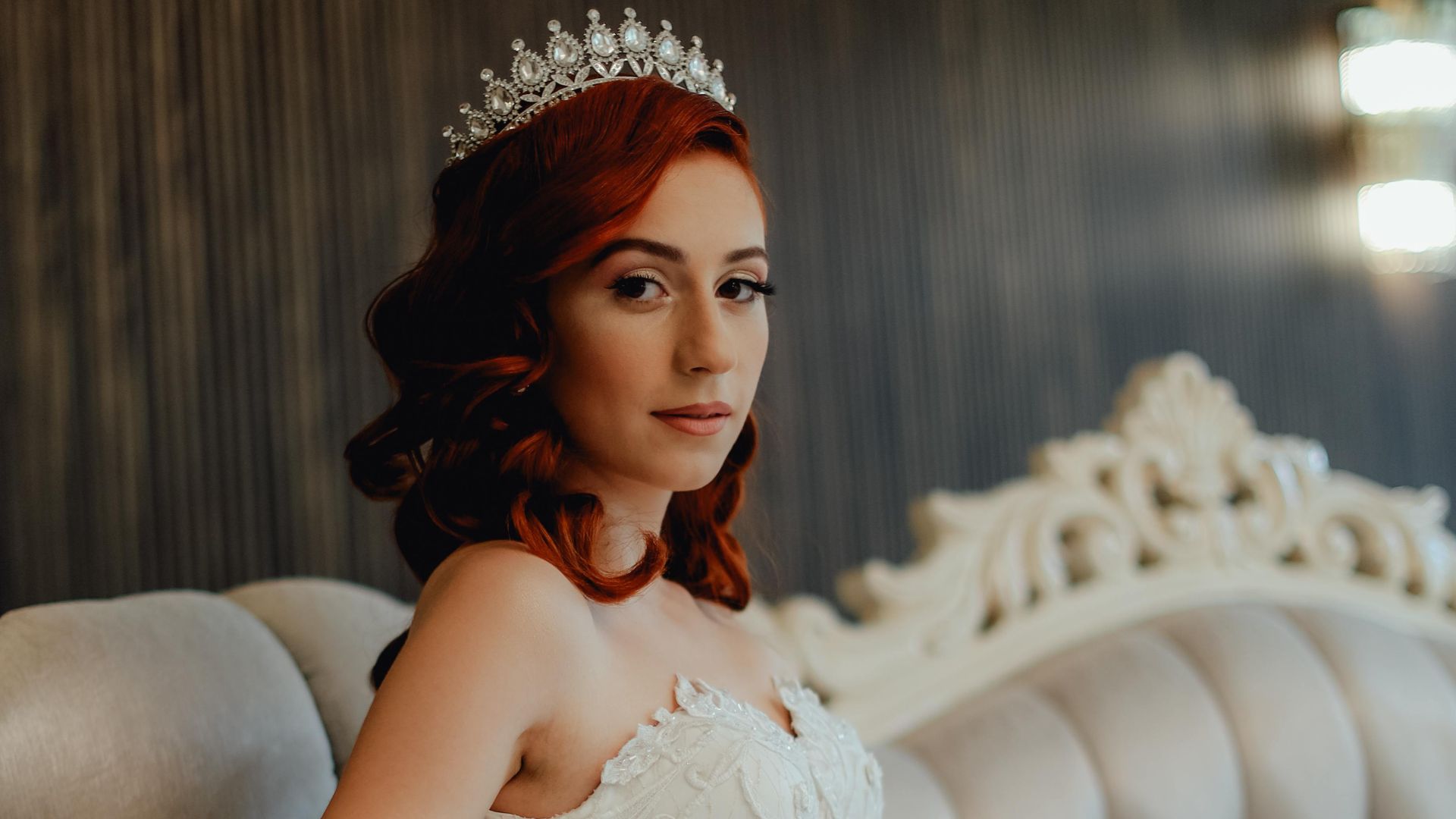 3. Diadème de mariage incrusté de cristaux