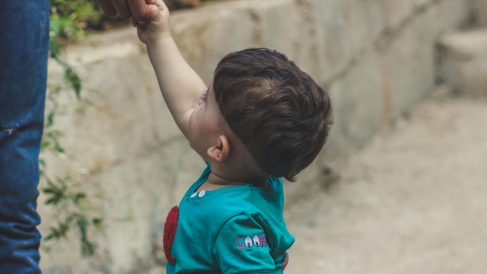 1. Des petites mains qui tiennent les vôtres