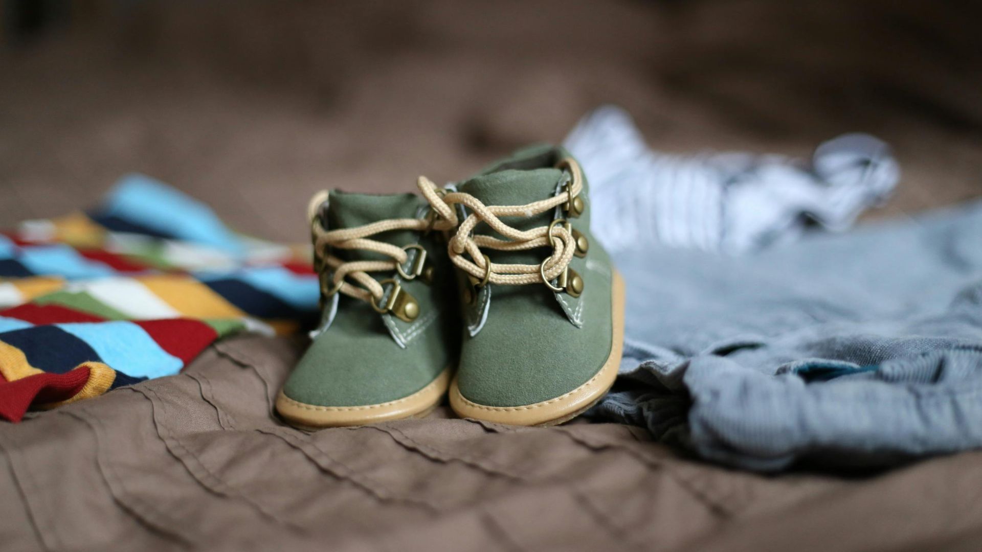 18. Vêtements et chaussures minuscules dans la maison