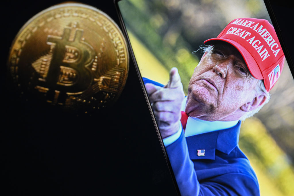 Trump critiqué par ses propres alliés pour avoir gracié un crypto-criminel