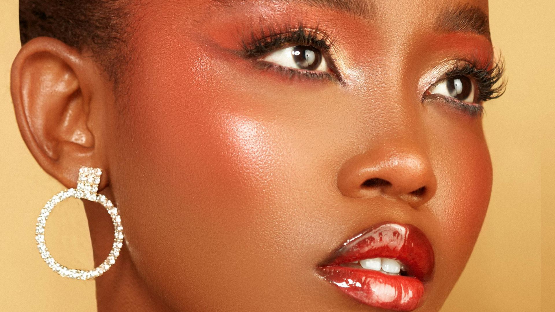 10. Trop d'highlighter sur les pommettes et le nez