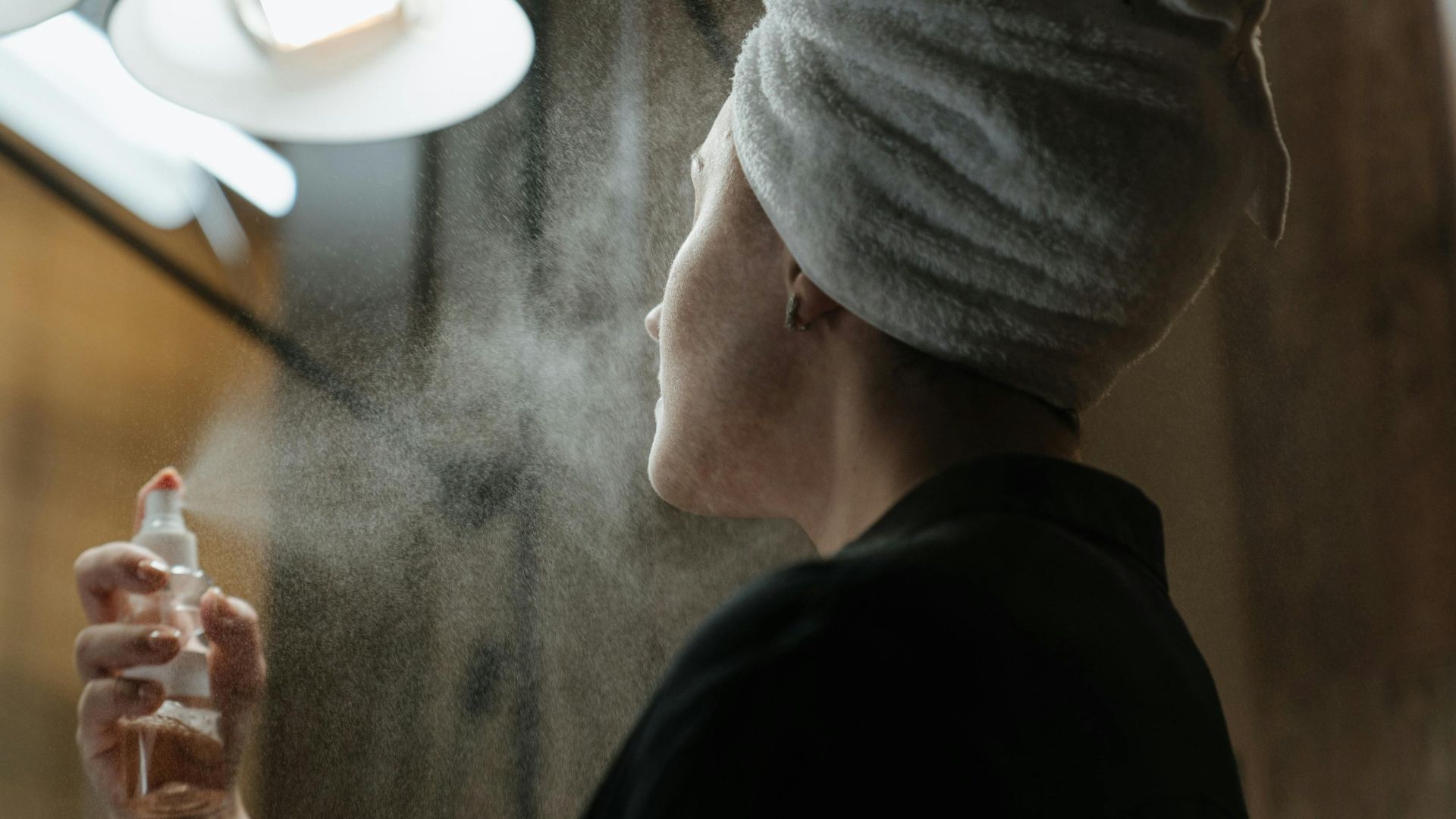 10. Fixer le maquillage avec un spray rosé