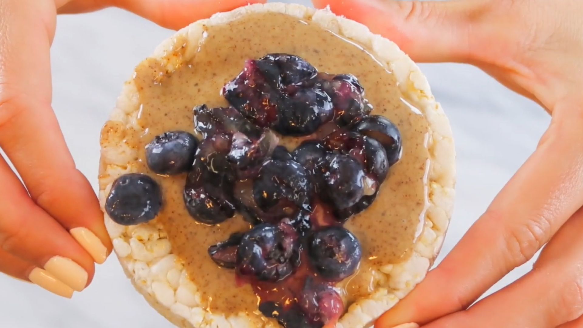 3. Beurre d'amande sur des gâteaux de riz complet