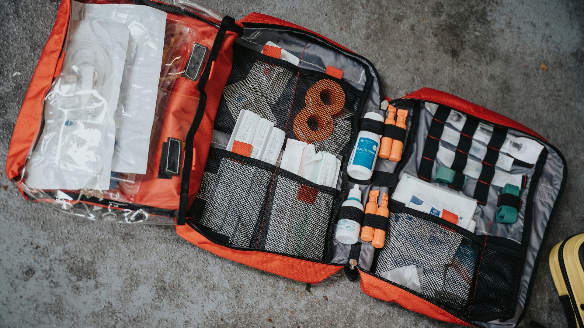 18. Les trousses d'urgence sont obligatoires