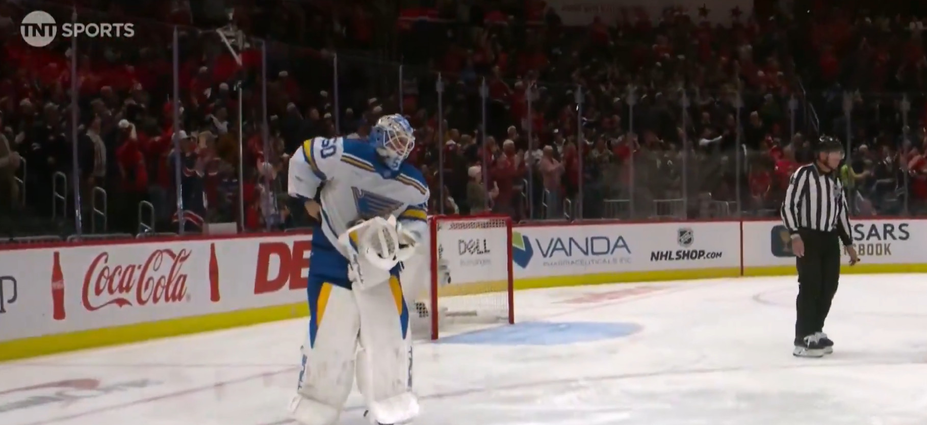 900th Ovechkin goal: Jordan Binnington runs away with the puck